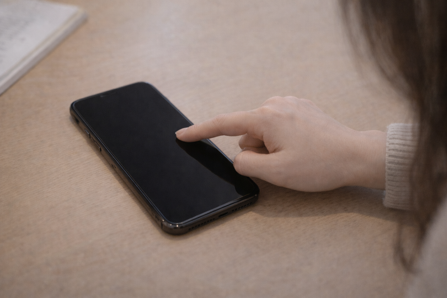 スマホの電源が入らないトラブルのイメージ