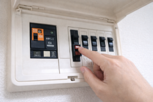 ブレーカーが落ちるトラブルのイメージ