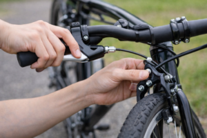 自転車のブレーキが効かず調整している様子のイメージ